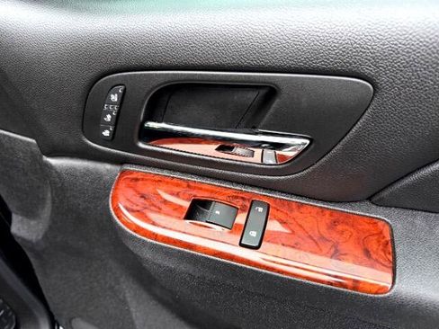 Used 2011 Chevrolet Avalanche LTZ image 11