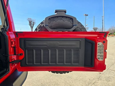 Used 2025 Jeep Wrangler Unlimited Rubicon 4xe w/ Convenience Group image 18