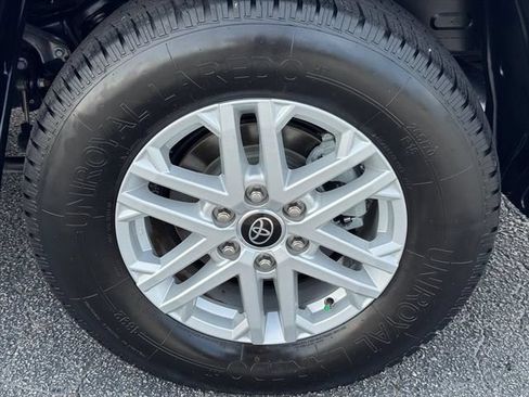 Used 2022 Toyota Tundra SR5 w/ SR5 Premium Package AWD/4WD image 34