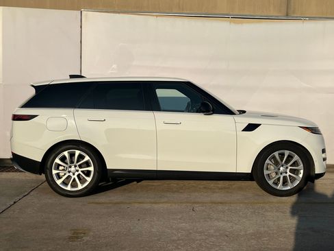 Used 2025 Land Rover Range Rover Sport SE image 8