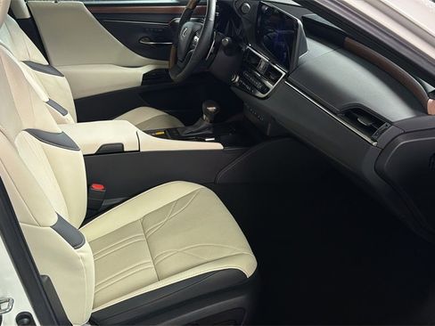 Certified 2025 Lexus ES 350 Ultra Luxury w/ Accessory Package (Z2) image 9