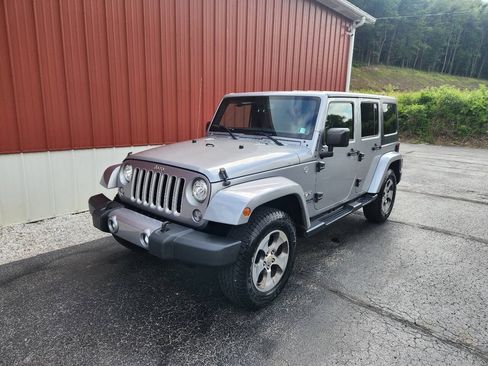 Used 2017 Jeep Wrangler Unlimited Sahara AWD/4WD image 3