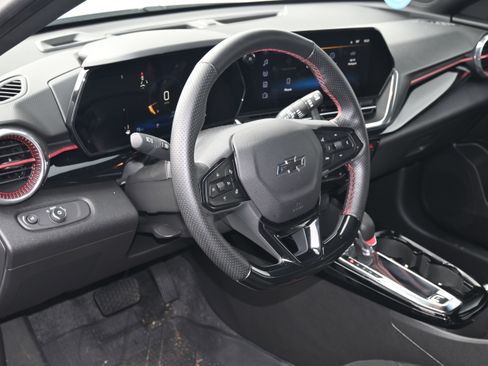 Used 2025 Chevrolet Trax RS w/ Driver Confidence Package image 3