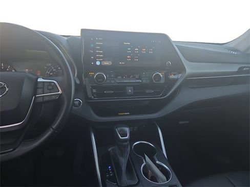 Used 2023 Toyota Highlander XLE image 11