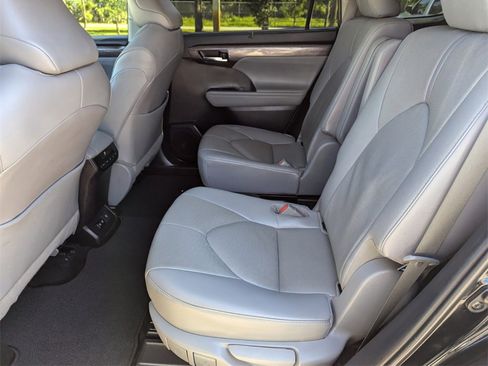 Used 2020 Toyota Highlander Limited image 24