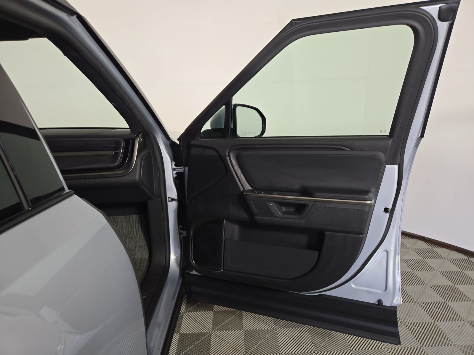 Used 2025 Rivian R1S Adventure Dual AWD/4WD image 18