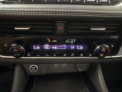 Used 2021 Nissan Rogue SL w/ Premium Package image 18