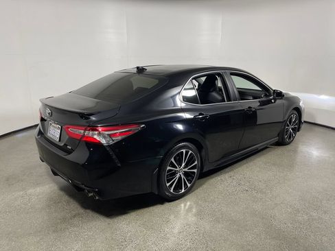 Certified 2020 Toyota Camry SE FWD image 3