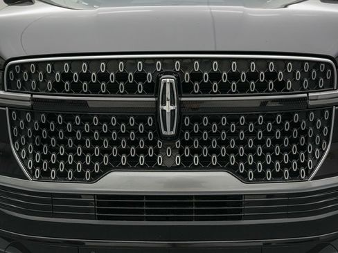 Used 2025 Lincoln Navigator Reserve AWD/4WD image 12