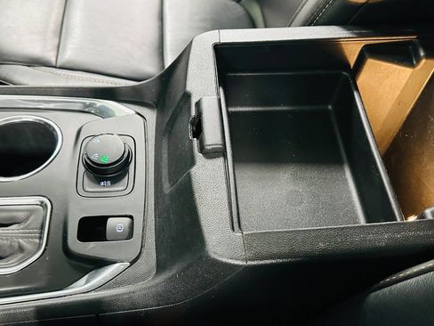 Used 2020 Chevrolet Traverse LT w/ LT Premium Package image 20