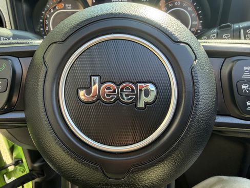 Used 2025 Jeep Wrangler Willys image 38