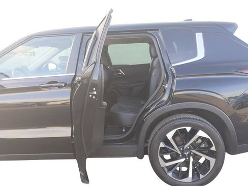 Used 2023 Mitsubishi Outlander SE image 30