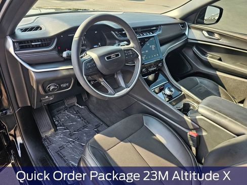Used 2025 Jeep Grand Cherokee Altitude AWD/4WD image 2