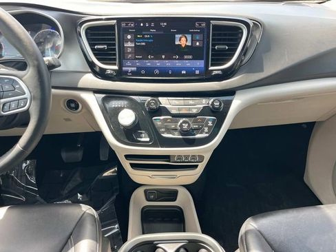 Certified 2024 Chrysler Pacifica Touring-L FWD image 18