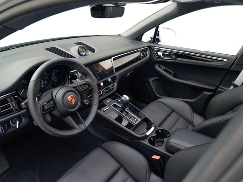 Certified 2026 Porsche Macan AWD/4WD image 4