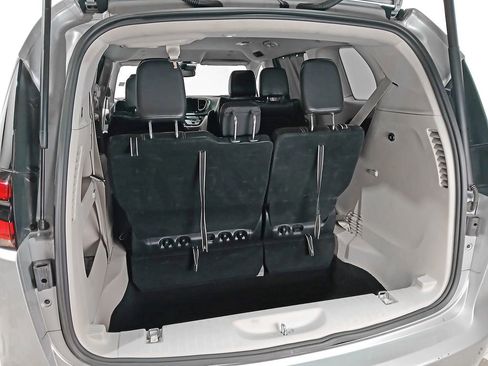 Used 2024 Chrysler Pacifica Touring-L FWD image 8