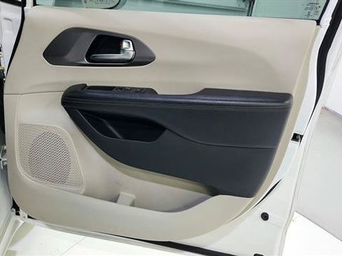 Used 2019 Chrysler Pacifica Limited FWD image 33