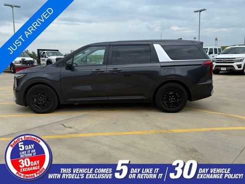 Used 2025 Kia Carnival FWD image 2