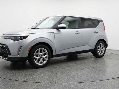 Used 2025 Kia Soul LX w/ LX Technology Package FWD image 3