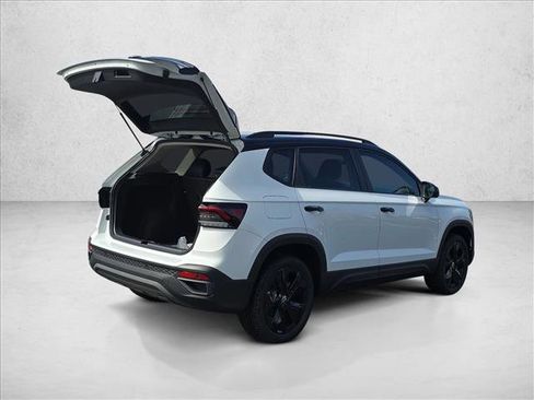 New 2026 Volkswagen Taos SE FWD image 2