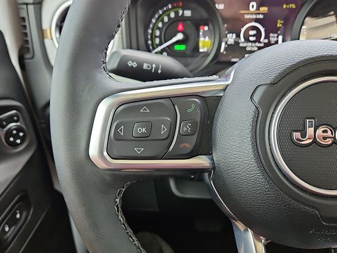 Used 2025 Jeep Wrangler Unlimited Sahara AWD/4WD image 17