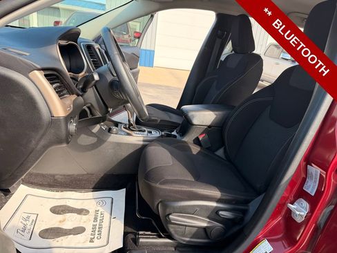 Used 2017 Jeep Cherokee Latitude w/ Cold Weather Group image 11