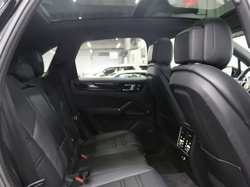 Used 2021 Porsche Cayenne AWD/4WD image 21