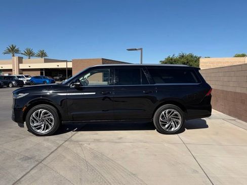 Used 2025 Lincoln Navigator L Reserve AWD/4WD image 16