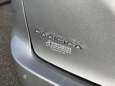 Used 2021 Chrysler Pacifica Touring-L image 33