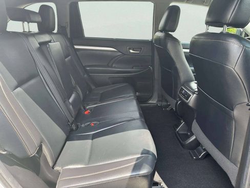Used 2019 Toyota Highlander XLE AWD/4WD image 15