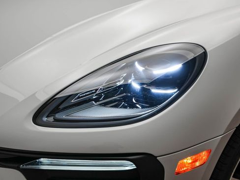 Certified 2025 Porsche Macan image 11