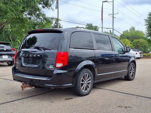 Used 2017 Dodge Grand Caravan SXT FWD image 4