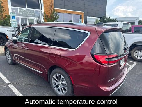 Used 2023 Chrysler Pacifica Pinnacle FWD image 4