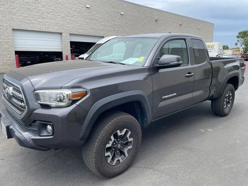 Used 2016 Toyota Tacoma TRD Off-Road w/ Premium & Technology Package AWD/4WD image 4