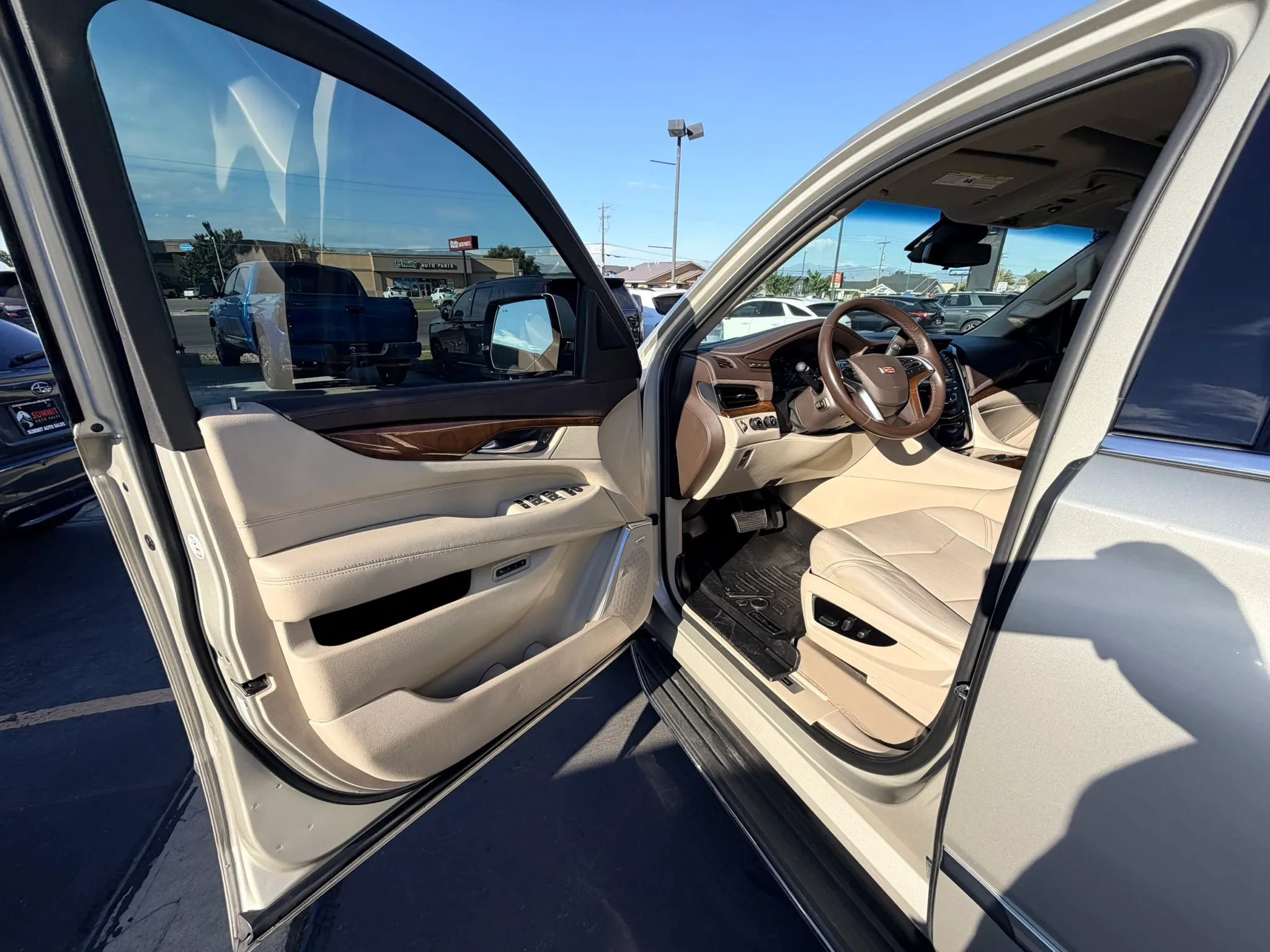 Used 2017 Cadillac Escalade ESV Premium Luxury AWD/4WD image 9