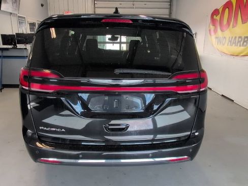 Used 2025 Chrysler Pacifica Select FWD image 4