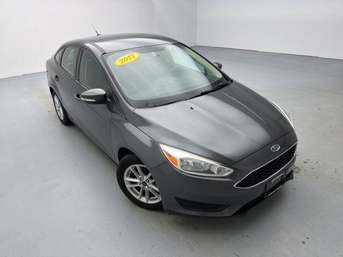 Used 2017 Ford Focus SE image 2