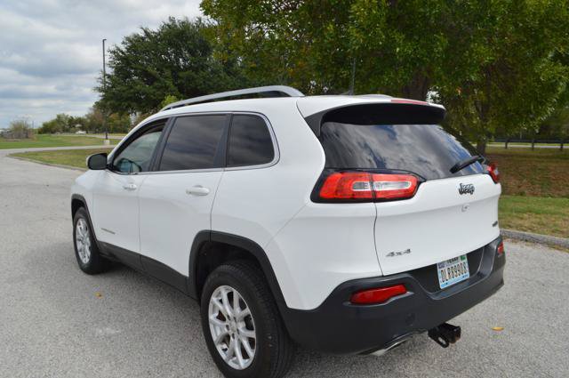 Used 2017 Jeep Cherokee Latitude AWD/4WD image 3