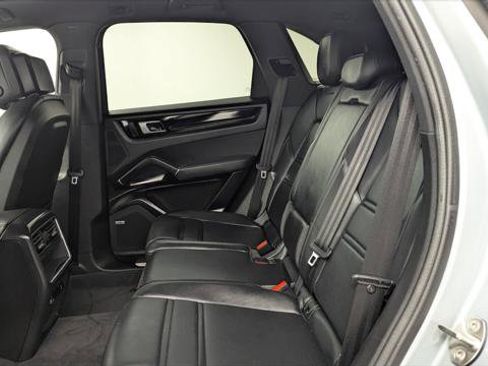 Used 2022 Porsche Cayenne w/ Premium Package image 16