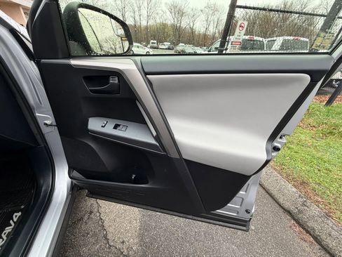 Used 2018 Toyota RAV4 LE image 14