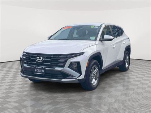 Used 2025 Hyundai Tucson SE AWD/4WD image 3