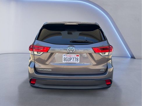 Used 2019 Toyota Highlander LE AWD/4WD image 5