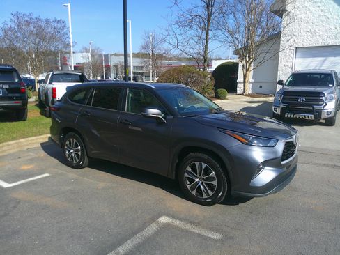 Used 2023 Toyota Highlander XLE image 14
