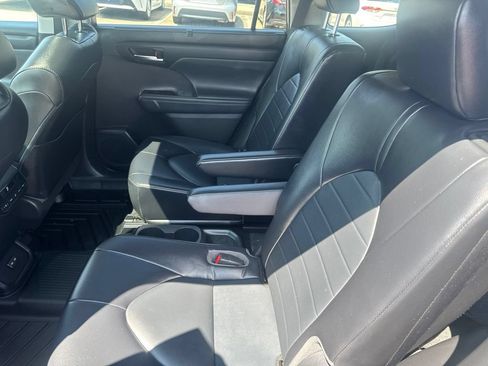 Used 2022 Toyota Highlander XLE AWD/4WD image 27