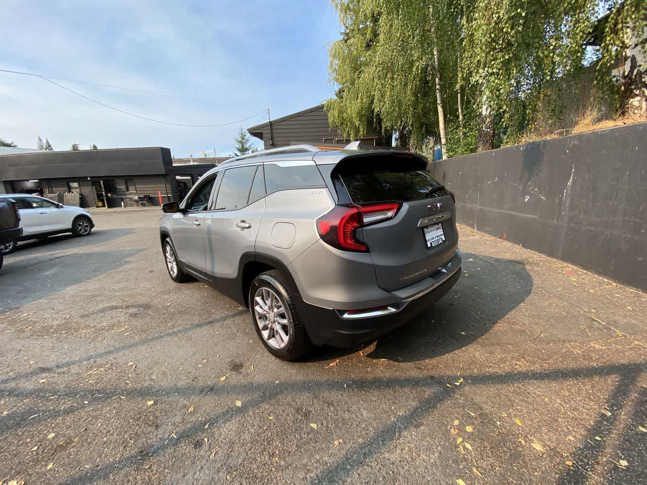 Used 2024 GMC Terrain SLT AWD/4WD image 4