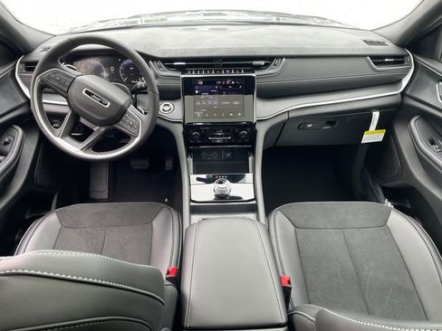 Used 2025 Jeep Grand Cherokee Altitude AWD/4WD image 21