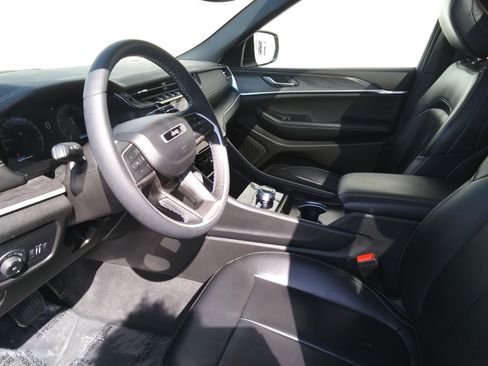 Used 2024 Jeep Grand Cherokee Limited image 15