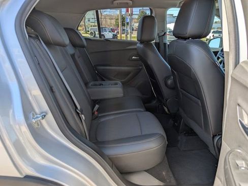 Used 2022 Chevrolet Trax LT w/ LT Convenience Package image 17