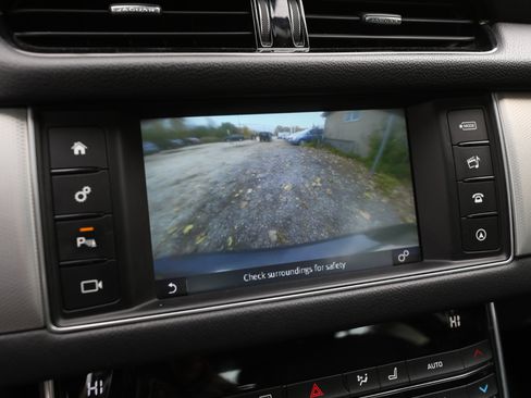 Used 2017 Jaguar XF Premium image 20