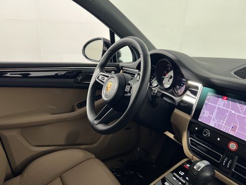 Certified 2026 Porsche Macan AWD/4WD image 12